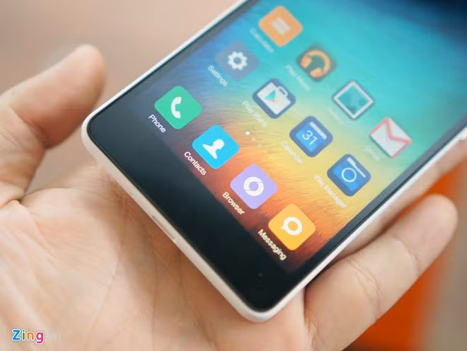 Bên dưới là hàng phím điều hướng ảo (bị giấu đi khi không chạm vào). Model này tạo cảm giác chắc chắn khi cầm. Các chi tiết bằng nhựa của máy được làm trau chuốt, không thể hiện sự rẻ tiền.