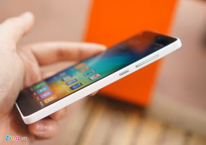 Các phím nguồn và tăng giảm âm lượng của máy được làm mảnh. Nút nguồn hơi nhỏ nên khó bấm. Cạnh của máy hơi vuông nhưng không quá cấn tay khi cầm.