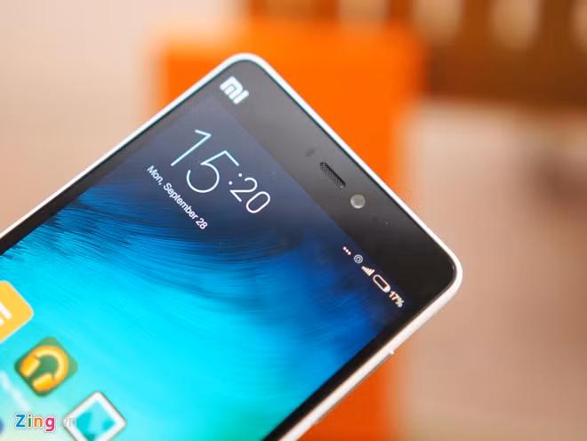 Mi 4C gây ấn tượng mạnh nhờ màn hình hiển thị tốt. Máy có độ sáng cao, hình ảnh trong trẻo, icon rõ và khả năng tái hiện màu sắc ấn tượng. Mi 4C dùng màn hình 5 inch, độ phân giải 1.080p cho mật độ điểm ảnh 441 ppi. Kích thước màn hình này tương đồng với chiếc Mi4 nguyên bản.