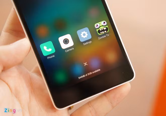 Cửa sổ đa nhiệm khá hay của giao diện MIUI. Nhìn chung, đây là một trong những giao diện đẹp nhất trên Android, mặc dù một số ý kiến cho rằng nó có nhiều điểm vay mượn ý tưởng từ iOS. Người dùng còn xem được dung lượng RAM trống trên cửa sổ đa nhiệm này. Có thể thấy, máy tối ưu hoá RAM chưa tốt.