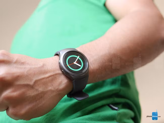 Thiết bị cũng sẽ gửi các nhắc nhở yêu cầu cập nhật để động viên người dùng tuân thủ các mục tiêu rèn luyện sức khỏe.