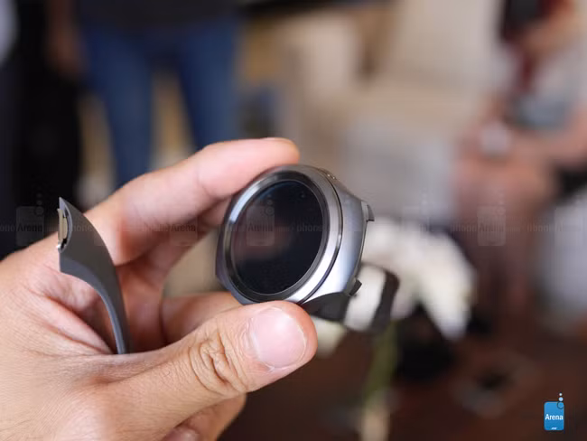 Gear S2 có kích thước 42.3x49.8x11.4mm (47g); Gear S2 classic : 39.9x43.6x11.4mm (42g); và Gear S2 phiên bản 3G là 44.0 x 51.8 x 13.4mm (51g).