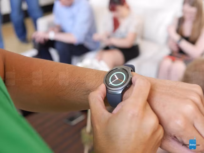 Gear S2 classic dành cho những người dùng ưa thích kiểu dáng đồng hồ truyền thống, vượt thời gian với tông màu đen thanh lịch hài hòa cùng dây đeo bằng da thật. Gear S2 lý tưởng cho những ai thường xuyên di chuyển và chuộng kiểu thiết kế hiện đại, tối giản.