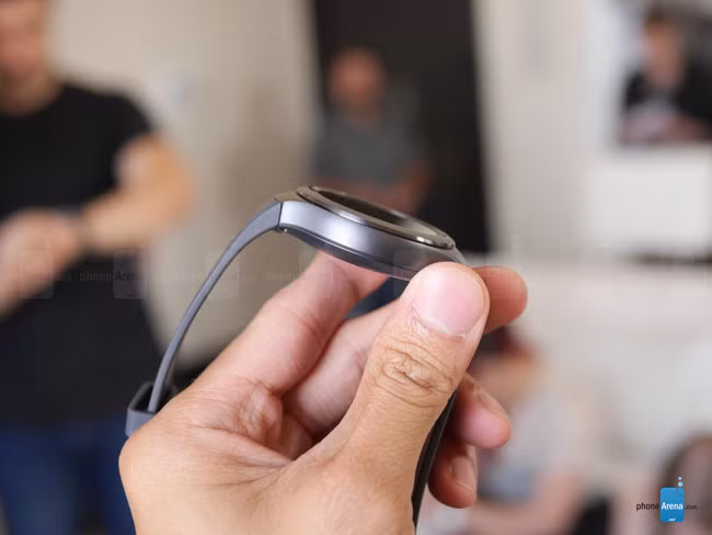 Bộ vi xử lý lõi kép tốc độ 1.0GHz, hệ điều hành Tizen.