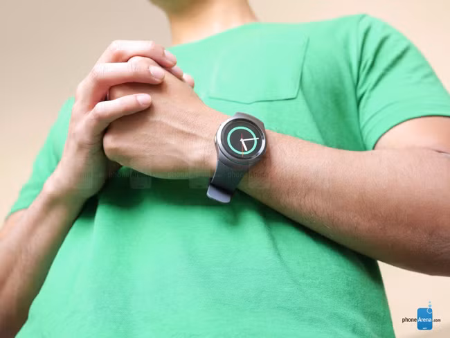 Samsung Gear S2 còn được trang bị công nghệ NFC cho phép thực hiện thanh toán di động mà không cần dùng ví. Samsung đang phối hợp với nhiều đối tác trong các lĩnh vực khác nhau để mở rộng tính khả dụng của thiết bị đeo thông minh và nâng cao cuộc sống di động của người tiêu dùng theo nhiều cách, chẳng hạn như bổ sung thêm tính năng chìa khóa xe hơi, chìa khóa nhà thông minh, điều khiển, quản lý từ xa ngôi nhà có kết nối.