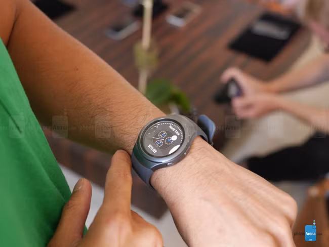 Để có thể thực hiện các chức năng tức thì mà không cần phải gắn chặt với chiếc điện thoại, bạn có thể chọn Gear S2 kết nối 3G lần đầu tiên tích hợp e-SIM có tính năng điều khiển bằng giọng nói.