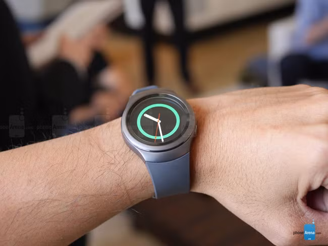 Máy sử dụng viền kính xoay độc đáo cùng các nút Home và Back của Gear S2 đảm bảo người dùng có thể truy cập vào các thông báo và ứng dụng một cách thuận tiện, nhanh và chính xác hơn.