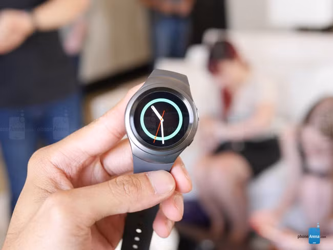  Đồng hồ Samsung Gear S2 có thiết kế mặt tròn linh hoạt với giao diện người dùng tùy chỉnh, trực quan và các tính năng tiên tiến cho phép người dùng cá nhân hóa và tăng thêm sự thú vị khi trải nghiệm thiết bị. Máy có sẵn với 3 phiên bản là Gear S2, Gear S2 Classic, và Gear S2 phiên bản 3G.