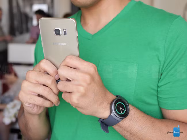 Một loạt các ứng dụng được tối ưu hóa cho giao diện mặt kính tròn của Gear S2 sẽ có sẵn khi thiết bị được đưa ra thị trường. Bằng cách hợp tác mở với các nhà phát triển và các đối tác, Samsung đang tiếp tục làm phong phú thêm hệ thống sinh thái thiết bị đeo của mình để cung cấp cho người dùng một trải nghiệm đeo thông minh độc đáo và tối ưu hơn.