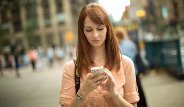  11. Kích hoạt tính năng đẩy thông báo trên mọi ứng dụng. Tính năng cập nhật thông báo trên các ứng dụng đòi hỏi máy phải hoạt động liên tục và kết nối mạng thường xuyên. Điều này vừa tốn dung lượng (nếu dùng 3G) và gây hao pin rất nhanh. Thậm chí, các thông báo thường làm phiền và gây mất tập trung đối với người dùng. Cách tốt nhất là hãy tắt tính năng nhận thông báo của ứng dụng không cần thiết, vào Settings > Notifications và chọn ứng dụng muốn tắt thông báo.