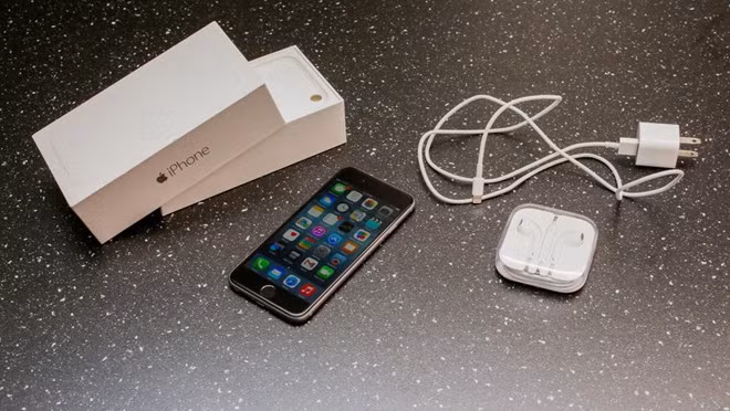  6. Không dùng củ sạc của Apple. Bộ sạc của Apple khá đắt đỏ nên cũng dễ hiểu tại sao nhiều người lựa chọn “hàng nhái”. Tuy nhiên, việc này lại kéo theo nhiều hệ lụy nghiêm trọng như các vụ cháy nổ khi sạc iPhone. Nguyên nhân chính hầu hết là do các nạn nhân dùng củ sạc ngoài, sạc không chính hãng. Lời khuyên của các chuyên gia đó là mua sạc chính hãng để tránh bị “tiền mất tật mang”.