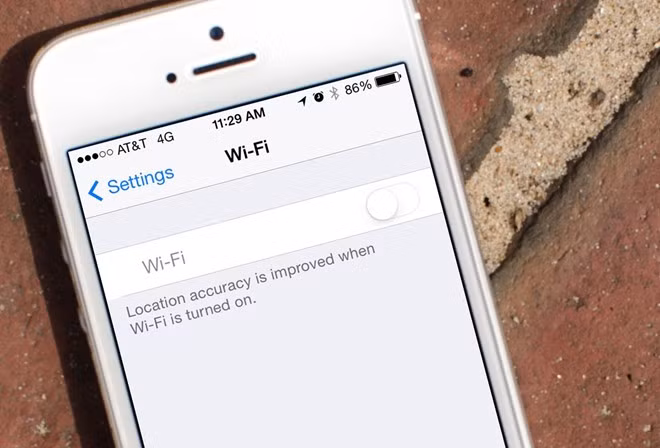  2. Để iPhone kết nối Wi-Fi và Bluetooth thường xuyên. Nếu iPhone bật kết nối Wi-Fi và Bluetooth mà không dùng tới thì vẫn hao pin do thiết bị tự tìm các nguồn để kết nối. Điều này còn khiến điện thoại phải làm việc liên tục dù bạn không sử dụng. Vậy nên, hãy ngắt kết nối Wi-Fi và Bluetooth nếu không dùng tới, chỉ bật lên trong trường hợp cần thiết.