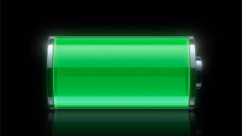  5. Sạc đầy hoặc để cạn pin. Pin được dùng trên iPhone là loại Lithium-ion. Nó hoạt động tốt nhất nếu năng lượng luôn ở trong khoảng từ 50 đến 80%. Thêm nữa, sạc pin là quá trình dịch chuyển các phần tử ion và nếu để pin ở trạng thái cạn kiệt sẽ dẫn tới việc khó để nạp điện trở lại. Vì thế, bạn không nên để pin thường xuyên dưới mức trung bình vì sẽ ảnh hưởng tới tuổi thọ và hiệu suất hoạt động. Tốt nhất là học cách sạc pin “chớp nhoáng” cả ngày để luôn giữ pin ở mức trên 50%.