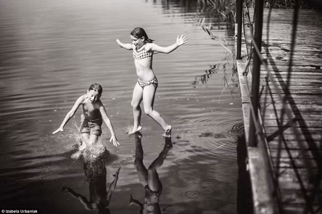 Izabela dành cho các con hơn một tháng để tận hưởng không khí thanh bình của vùng quê Lugowiska. Cảm giác thú vị khi nhảy từ trên cao xuống dòng nước là trải nghiệm khó quên đối với các em nhỏ.