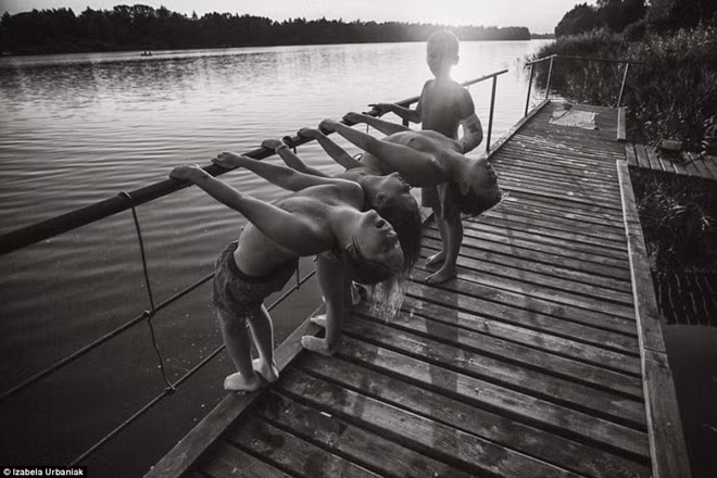 Theo Izabela, nhân vật chính trong bộ ảnh là hai con trai của cô - Julian (13 tuổi), Antoni (9 tuổi) và các cháu Jas (9 tuổi), Maja (6 tuổi). Hình ảnh các bé tận hưởng kỳ nghỉ hè bên nhau, dưới khung cảnh làng quê thanh bình, không có sự xuất hiện của các thiết bị công nghệ cao như điện thoại di động, máy tính bảng hay tivi... tạo cảm giác nhẹ nhàng, thư thái cho người xem.