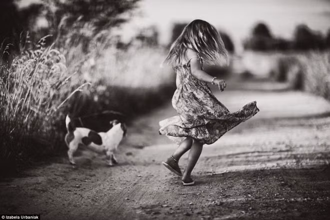 Izabela Urbaniak - nhiếp ảnh gia người Ba Lan - mới đây ra mắt bộ ảnh nghệ thuật mà cô thực hiện từ năm 2012. Loạt tác phẩm tái hiện những khoảnh khắc trong trẻo của trẻ em trong kỳ nghỉ hè đã gây ấn tượng mạnh đối với cộng đồng mạng. Hình ảnh các bé vui chơi bên thú cưng, hòa mình vào thiên nhiên tại làng quê ở Lugowiska gợi nhớ về tuổi thơ trong sáng, vô tư.
