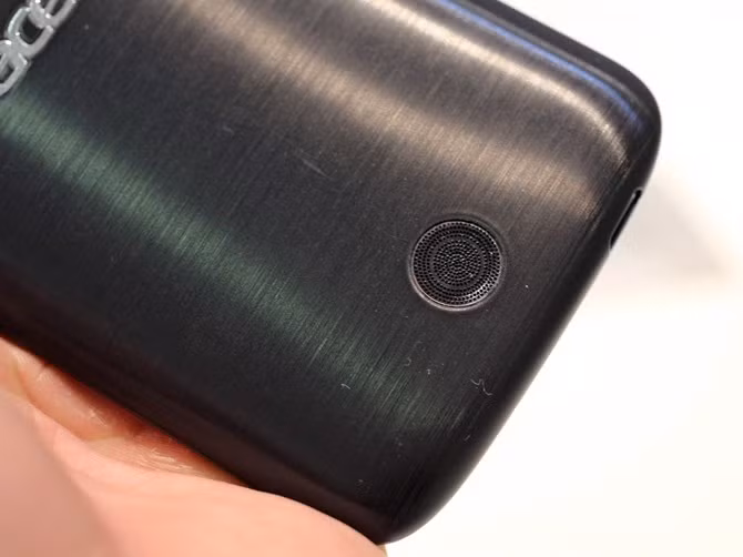 Được tô điểm bằng loa ngoài ở phía dưới.