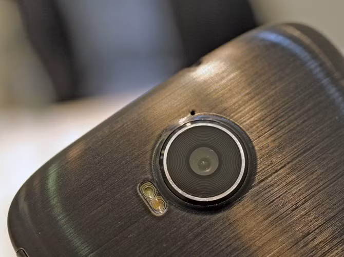 Cụm camera sau 21MP tích hợp đèn Flash LED kép được thiết kế khá hầm hố. Việc chia sẻ dữ liệu từ smartphone lên màn hình lớn không phải là điều gì mới mẻ. Tuy nhiên việc sử dụng như một chiếc PC dường như là một hướng đi khá phù hợp cho dòng Windows Phone. Với tính năng Continuum, kết hợp phụ kiện bao gồm dock, chuột, bàn phím không dây và màn hình, Acer Jade Primo sẽ giống như một chiếc case mini. Dĩ nhiên là phiên bản đời đầu, ở chế độ PC, Jade Primo chỉ thực hiện được tác vụ cơ bản như lướt web nhưng dễ dàng làm việc hơn với ứng dụng văn phòng... Hiện mức giá của mẫu Jade Primo vẫn chưa được công bố nhưng nhiều khả năng sẽ được tiết lộ vào tháng 10 tới.