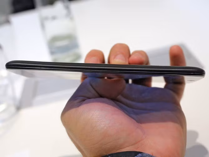 Máy có thiết kế mềm mại với các đường bo tròn ở góc và cạnh.