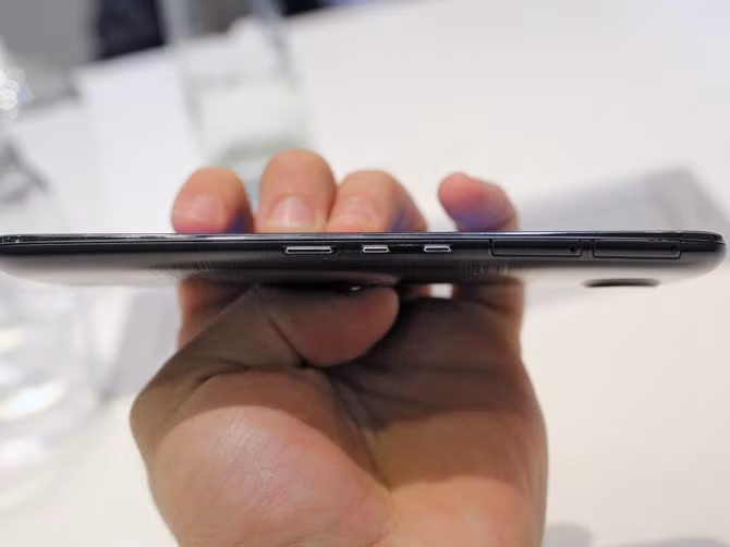 Trái ngược với sự trống trơn ở cạnh trái, cạnh phải dày chi tiết với phím nguồn, nút tăng giảm âm lượng, khe sim và khe cắm thẻ nhớ ngoài.