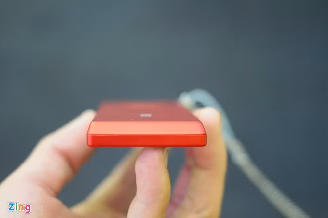 Cạnh trên không chứa chi tiết nào, đường vát từ thân máy về mặt lưng khiến máy trông mỏng và góc cạnh hơn.