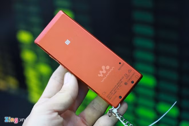 Mặt lưng của máy được phủ lớp nhựa nhám, giúp bám vân tay tốt hơn.