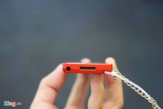 Các cổng giao tiếp được đặt ở cạnh dưới của máy.