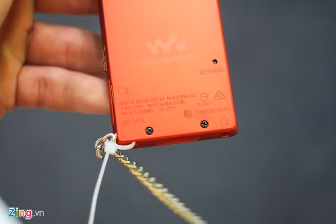 Thông tin về sản phẩm được in nổi ở nửa dưới, theo đó Walkman NW-A25HN được sản xuất tại Malaysia.