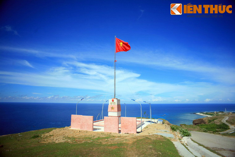 Từ chân núi Thới Lới, một con đường trải nhựa uốn lượn dẫn lên núi. Con đường này sẽ dẫn đến cột cờ Tổ quốc - một công trình biểu thị chủ quyền biển đảo thiêng liêng của Việt Nam.