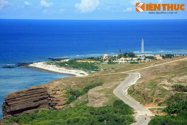 Hải đăng Lý Sơn sừng sững bên bờ Biển Đông.