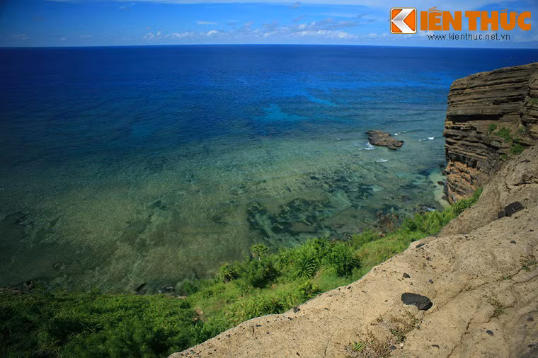 Vách đá dựng đứng án ngữ mặt biển xanh ngắt.
