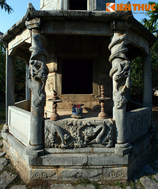 Tầng một của tòa tháp Báo Nghiêm được bao quanh bởi mái hiên và lan can được chống đỡ bằng các hàng cột, trong đó hai cột ở mặt trước được khắc hình rồng cuốn rất tinh xảo.