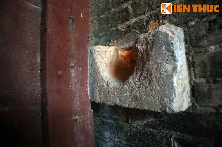 Toàn bộ thành cổ Vinh được trang bị 65 khẩu thần công, 47 khẩu đặt ở các vọng gác, số còn lại tập trung ở hành cung và dinh Thống đốc. Ảnh: Bản lề cổng thành Tả Môn.