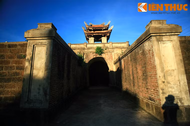 Tối ngày 13/1/1941, Đội Cung - một sĩ quan người Việt trong đội quân khố xanh dưới quyền Pháp - xuất phát từ đồn Rạng, Thanh Chương kéo quân lên tiến công và chiếm được đồn giặc Pháp ở Đô Lương, rồi tổ chức lực lượng tiến thẳng về Vinh, tiến công vào doanh trại lính Pháp đang đóng trong thành Vinh. Nhưng việc không thành, thành Vinh lại chứng kiến sự hy sinh anh dũng của Đội Cung và cộng sự. Ảnh: Cận cảnh Tả Môn.