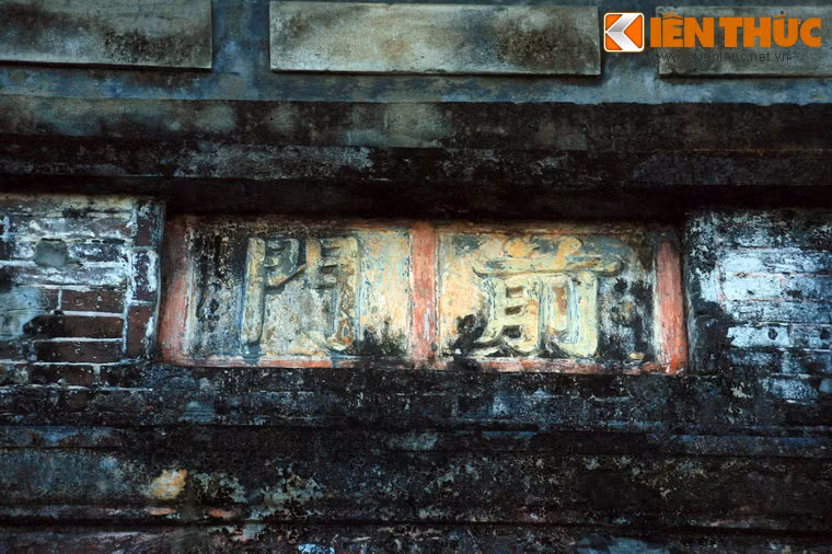 Gần đây công trình này đang được tôn tạo lại để xứng đáng với vị thế lịch sử của mình và trở thành điểm thăm quan du lịch hấp dẫn du khách. Ảnh: Bảng tên của Tiền Môn.