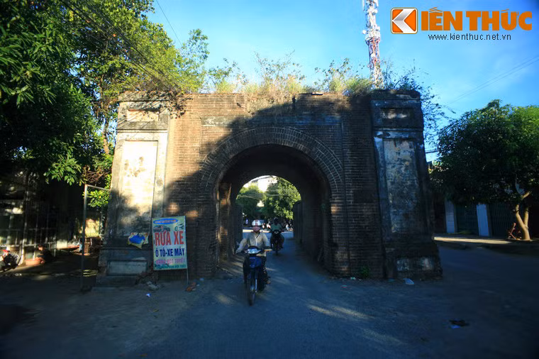 Sau khi thành Vinh xây dựng được một thời gian ngắn, vào năm 1818, một thủ lĩnh nổi dậy là Hầu Tạo đã đưa nghĩa quân tiến vào trong thành làm cho triều đình nhà Nguyễn hoảng sợ. Cuộc nổi dậy này sau đó bị Tả quân Lê Văn Duyệt dập tắt. Ảnh: Mặt trước của Hữu Môn.