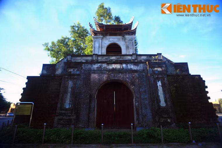 Thành cổ có 3 cửa ra vào. Cửa Tiền (Tiền Môn) là cửa chính hướng về phía Nam, cửa để Vua ngự giá, các quan trong lục bộ triều đình và Tổng đốc ra vào. Cửa Tả (Tả Môn) hướng về phía Đông, Cửa Hữu (Hưu Môn) hướng về phía Tây. Muốn đi qua các cửa đều phải qua một cái cầu. Ảnh: Tiền Môn của thành cổ Vinh.