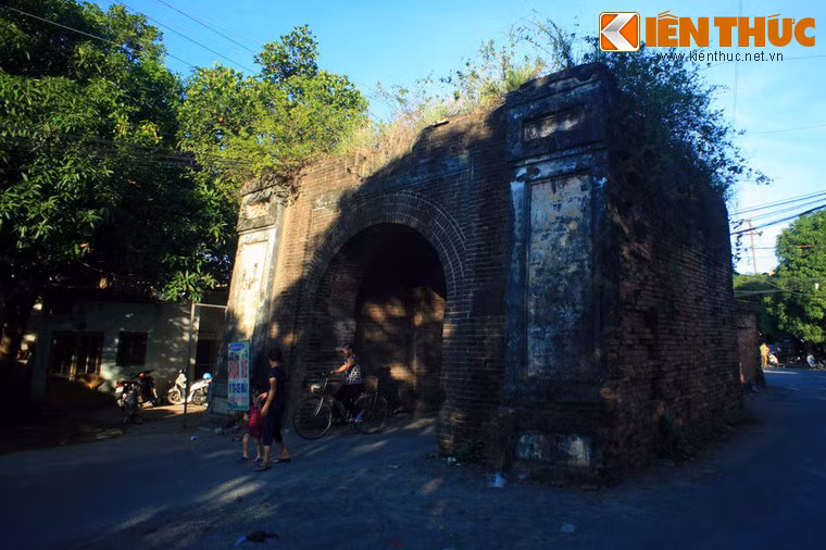 Về tổng thể, thành Vinh có 6 cạnh, chu vi dài 603 trượng (2.412m), cao 1 trượng, 1 tấc, 5 thước (4,42 m), diện tích: 420.000 m2, bao xung quanh có hào rộng 7 trượng (28 m), sâu 8 thước ta (3,20 m). Ảnh: Hữu Môn của thành Vinh.