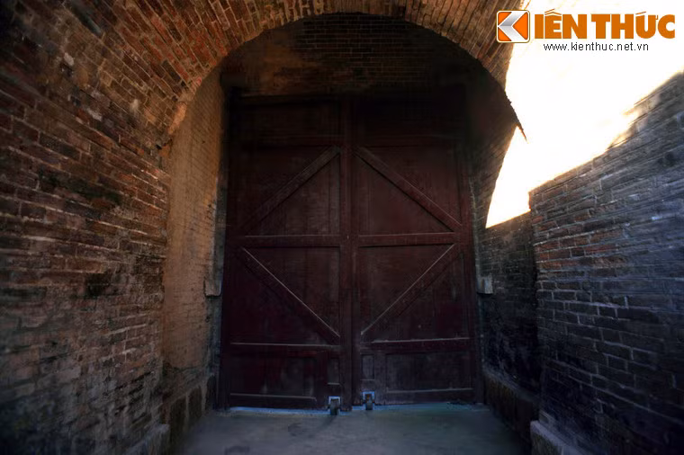 Trong 2 thế kỷ tồn tại, thành cổ Vinh là nơi đã chứng kiến nhiều biến cố lịch sử quan trọng của vùng đất Nghệ Tĩnh. Ảnh: Cổng bằng gỗ của Tả Môn.