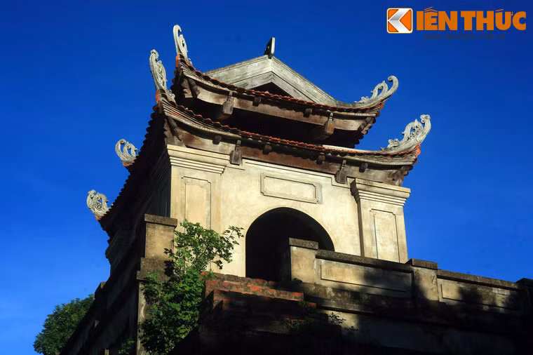 Bên trong thành, công trình lớn nhất là hành cung. Phía Đông Hành cung có dinh Thống đốc, phía Nam có dinh Bố chánh và Án sát, dinh Lãnh binh, dinh Đốc học, phía bắc có trại lính và nhà ngục. Sau này phía Tây có nhà giám binh người Pháp. Ảnh: Vọng gác trên Tiền Môn.