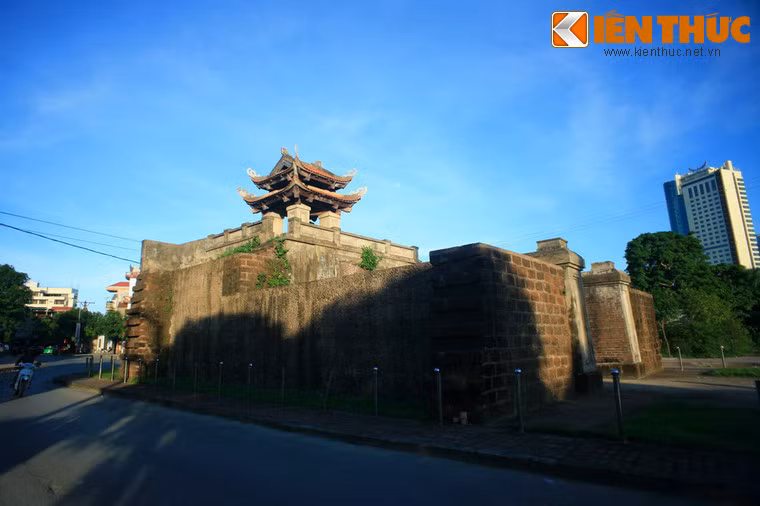 Năm 1858, trước họa xâm lăng của thực dân Pháp, thành Vinh được tổng đốc Võ Trọng Bình củng cố sẵn sàng chống lại quân xâm lược Pháp nhưng triều đình nhà Nguyễn theo đối sách chủ hòa, ra lệnh điều Võ Trọng Bình đi nơi khác. Tháng 7/1885, quân Pháp đến đánh, sau mấy phát đại bác uy hiếp, thành Vinh dễ dàng thất thủ. Ảnh: Tả Môn nhìn từ mặt bên.