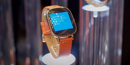 Với thế hệ đầu tiên, những gì người tiêu dùng có thể có ấn tượng với Zenwatch đó là vẻ ngoài đẹp mắt và giá bán hợp lý. Do đó mà không có gì lạ khi thế hệ thứ 2 của mẫu đồng hồ thông minh này tiếp tục kế thừa những đặc tính đó.