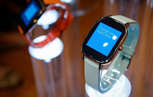 Loại dây đeo sang trọng nhất người dùng có thể lựa chọn là dây bằng da thật đính kim cương Swarovski. Những lựa chọn dây đeo khác bao gồm các chất liệu kim loại, da và cao su.