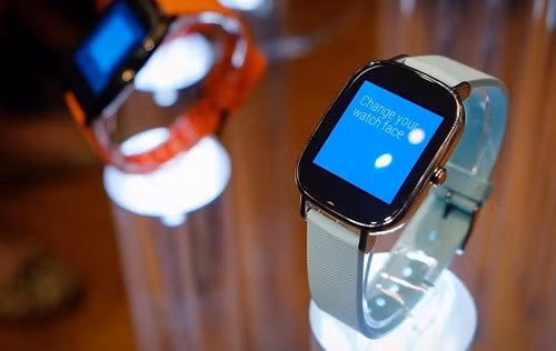 Loại dây đeo sang trọng nhất người dùng có thể lựa chọn là dây bằng da thật đính kim cương Swarovski. Những lựa chọn dây đeo khác bao gồm các chất liệu kim loại, da và cao su.