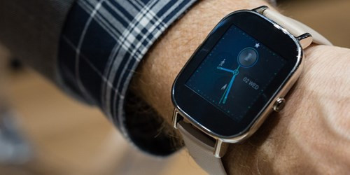 Một tính năng đặc biệt đáng lưu ý trên Zenwatch 2 là khả năng tương tác giữa các đồng hồ với nhau. Người dùng có thể dùng Zenwatch 2 tương tác trực tiếp tới người dùng khác, thông qua các mẩu tin nhắn ngắn hay các biểu tượng Emoji.