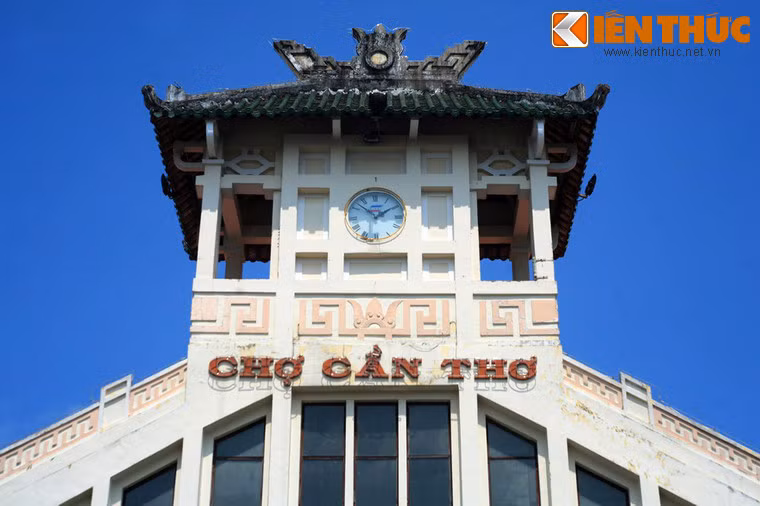 Được xây dựng khoảng năm 1915, cùng thời với chợ Bến Thành và chợ Bình Tây, Chợ cổ Cần Thơ có dạng nhà lồng mang đậm nét kiến trúc cổ kính.