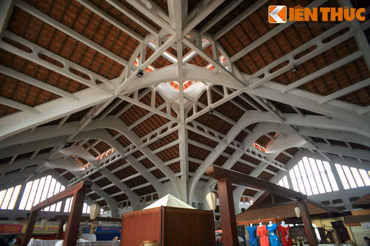 Chợ được chống đỡ bằng khung trần cong xương cá, không gian mở rộng, hài hòa, mang đặc thù của vùng sông nước Cửu Long.