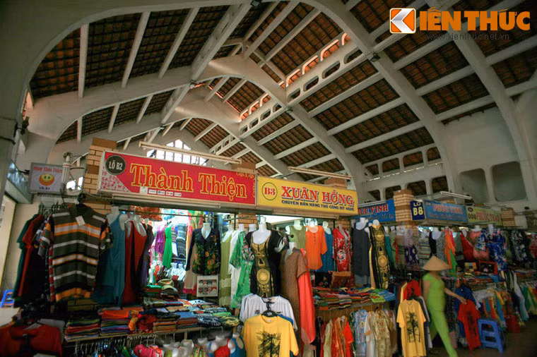 Trong quá khứ, chợ cổ Cần Thơ là một trung tâm thương mại quan trọng bậc nhất của khu vực Nam Kỳ lục tỉnh, gắn liền với nếp sinh hoạt xưa của người dân miền Tây.