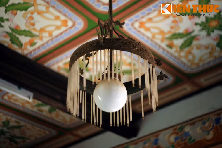 Đặc biệt, ngôi nhà đã được dùng làm bối cảnh thay thế cho ngôi nhà Huỳnh Thủy Lê nổi tiếng ở Sa Đéc trong bộ phim nổi tiếng "Người tình" của đạo diễn Pháp JJ.Annaud. Sau này, đạo diễn JJ.Annaud - người đã ở lại nhà cổ Bình Thủy nhiều ngày để chỉ đạo làm phim - tâm sự: những ngày ở tại nhà cổ Bình Thuỷ là ngày rất đẹp trong cuộc đời làm phim của ông.