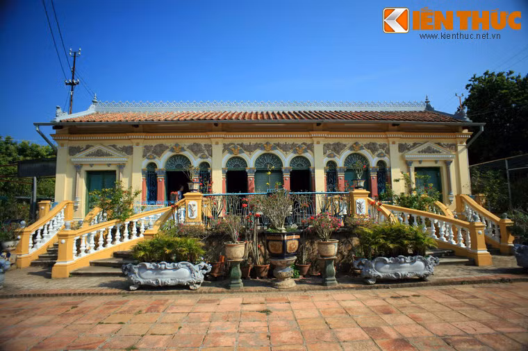 Ngôi nhà được ông Dương Chấn Kỷ - một thương gia giàu có trong vùng - cho xây dựng vào năm 1970. Công trình được xây theo trào lưu Tây phương thịnh hành kết hợp với những nét phong cách kiến trúc truyền thống.